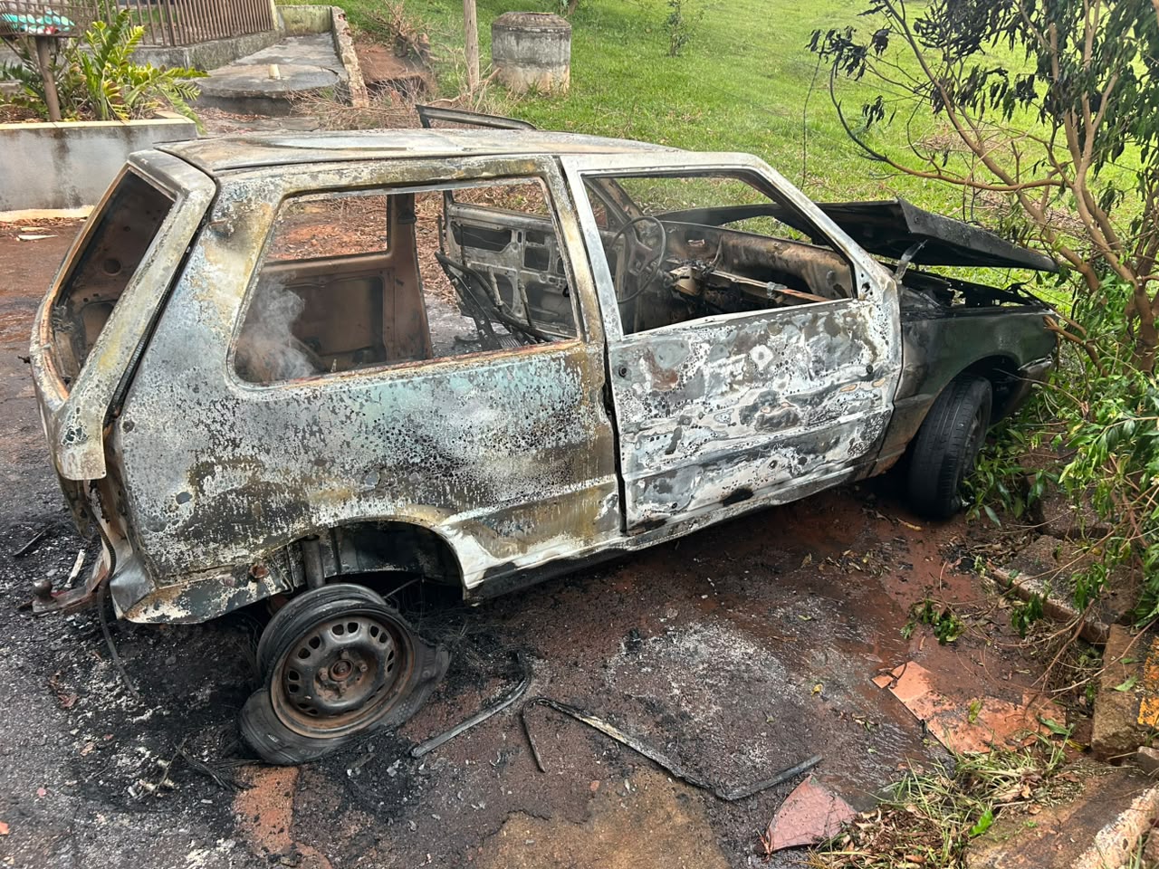 Jornal Ilustrado - O grande jornal do Noroeste do Paraná Jornal Ilustrado - Carro é encontrado incendiado e abandonado no Jardim Califórnia, em Altônia