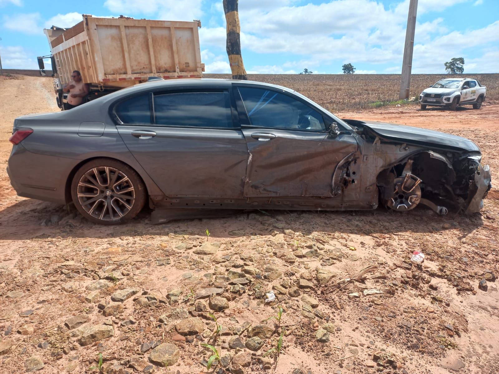 Idoso fica ferido após colisão entre BMW e caminhão na PR-486