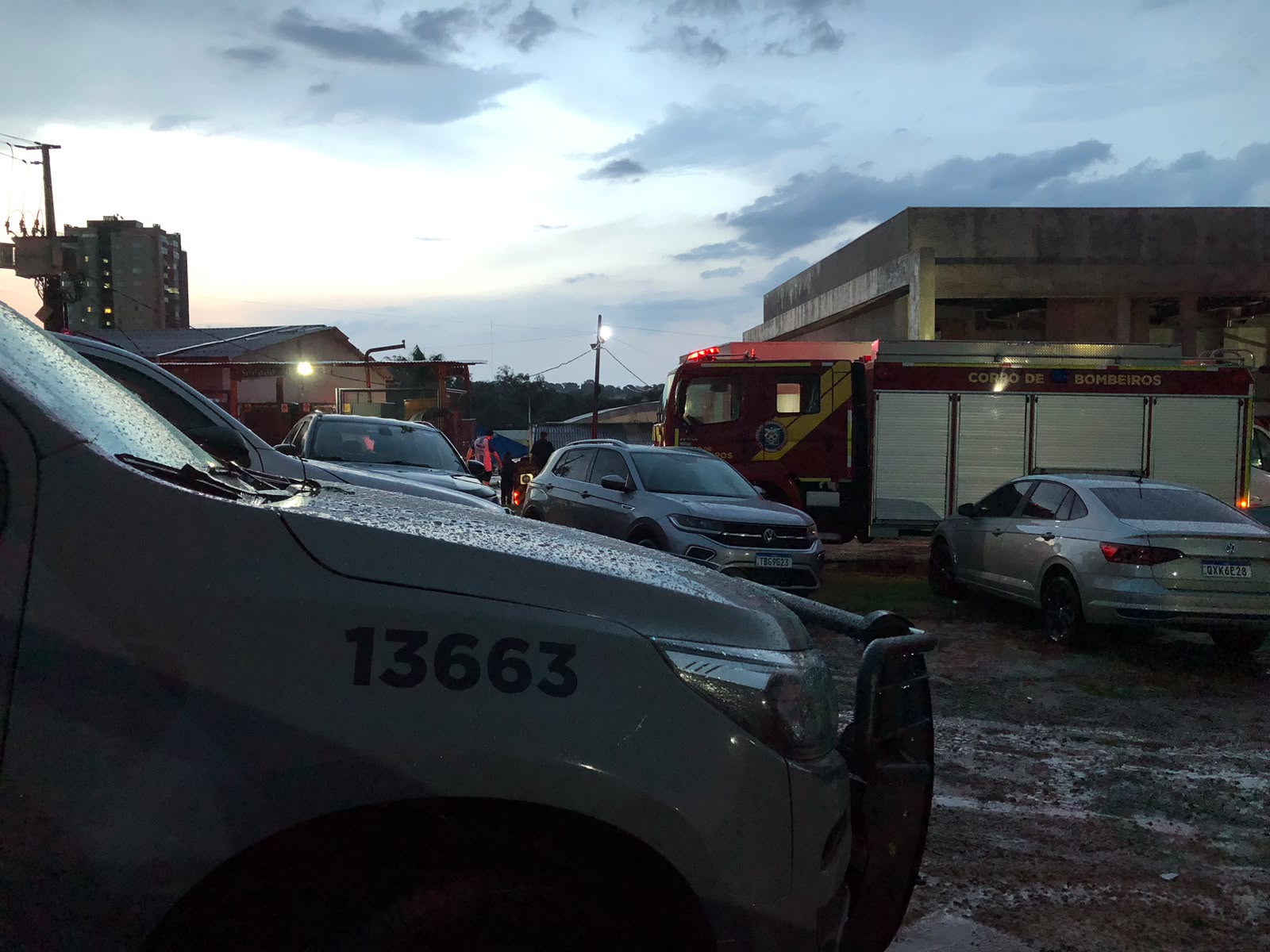 Jornal Ilustrado - Homem morre em quadra de tênis após estrutura cair durante temporal em Umuarama
