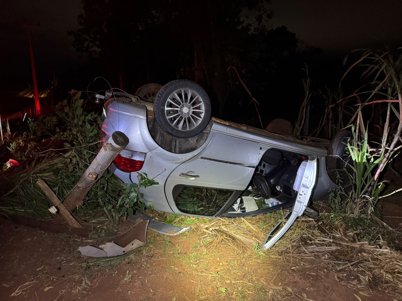 Motorista perde controle de carro, bate contra cerca e capota na Estrada Canelinha