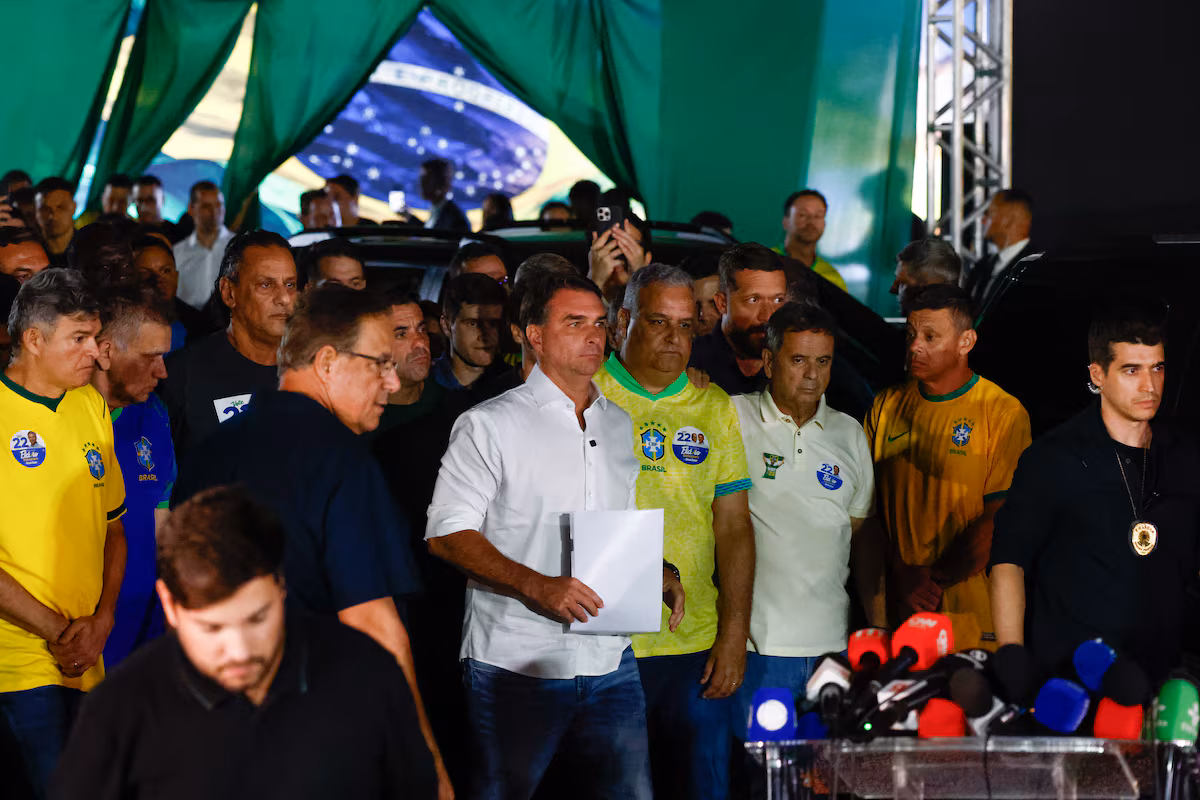 Jornal Ilustrado - Flávio Bolsonaro saiu do Brasil? Entenda suspeita de fuga