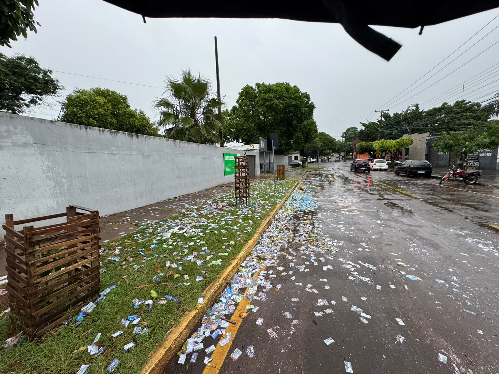 Mesmo com chuva, ruas de Umuarama amanhecem sujas com santinhos de candidatos