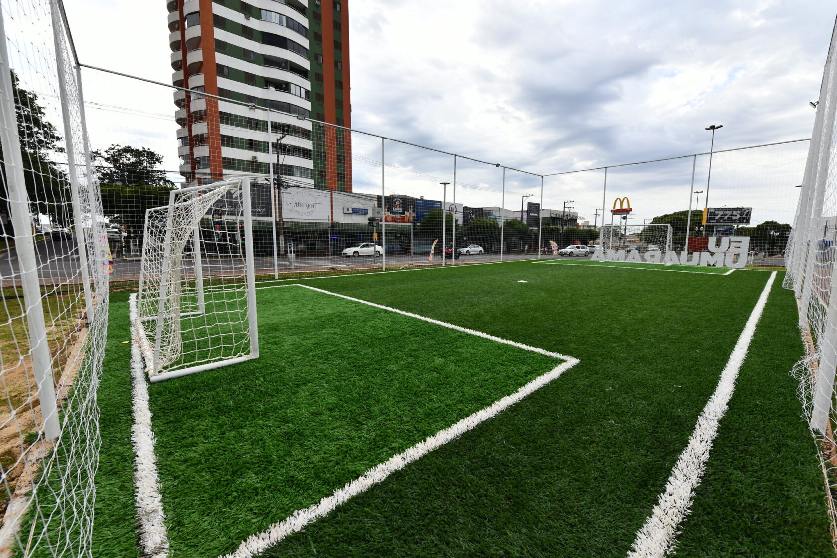 Praça Miguel Rossafa ganha campinho de grama sintética para crianças