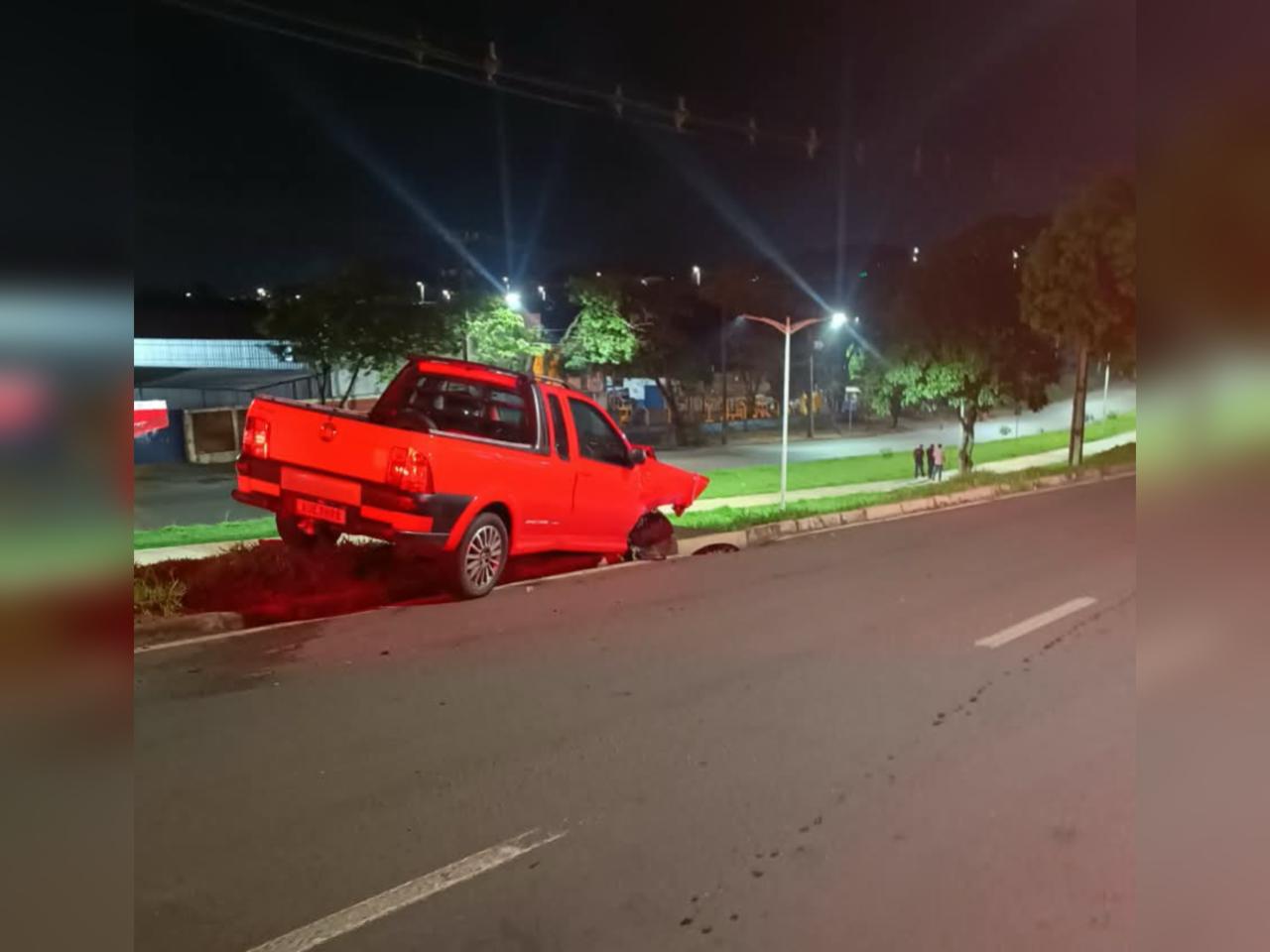 Acidente com 4 veículos termina com condutor de CNH cassada e outro flagrado no bafômetro
