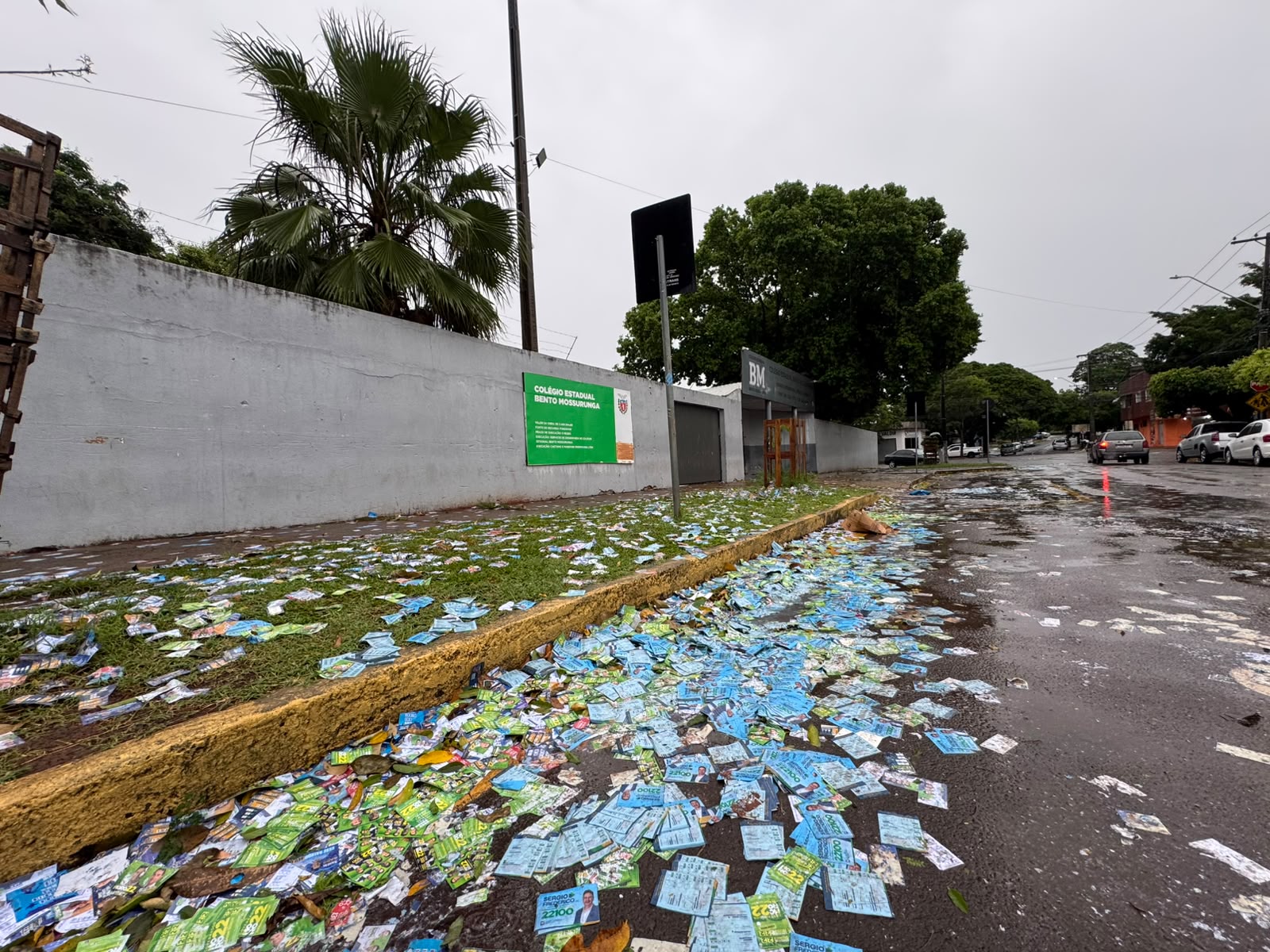 Jornal Ilustrado - Mesmo com chuva, ruas de Umuarama amanhecem sujas com santinhos de candidatos