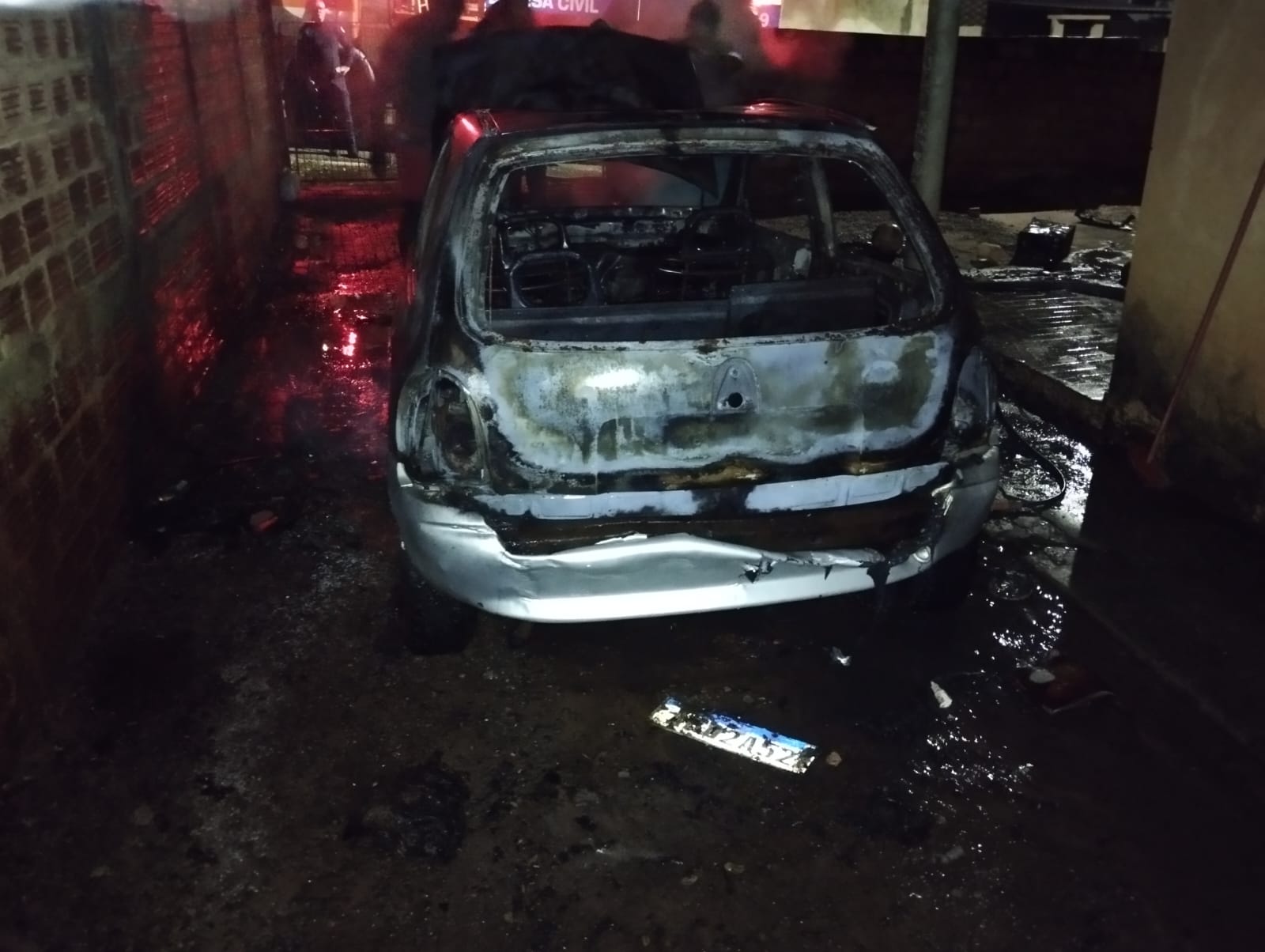 Jornal Ilustrado - O grande jornal do Noroeste do Paraná Jornal Ilustrado - Carro em quintal é totalmente incendiado em Iporã