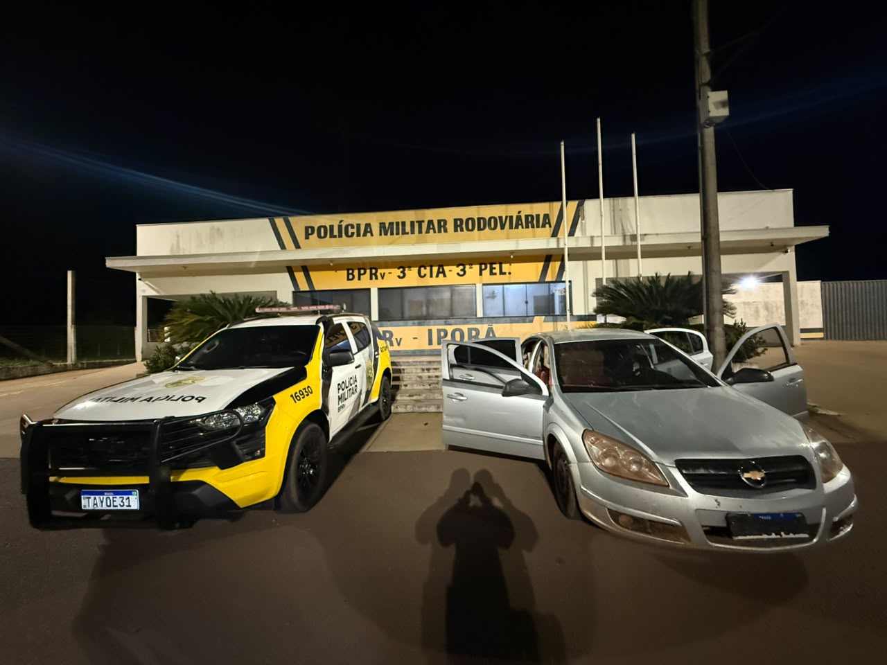 Jornal Ilustrado - ROTAM apreende mil pacotes de cigarros contrabandeados após fuga de motorista em Iporã