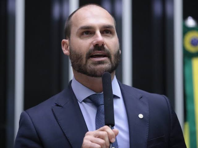 Jornal Ilustrado - Sem provas, Eduardo Bolsonaro põe urnas sob suspeita e pede que Flávio deixe o País se perder