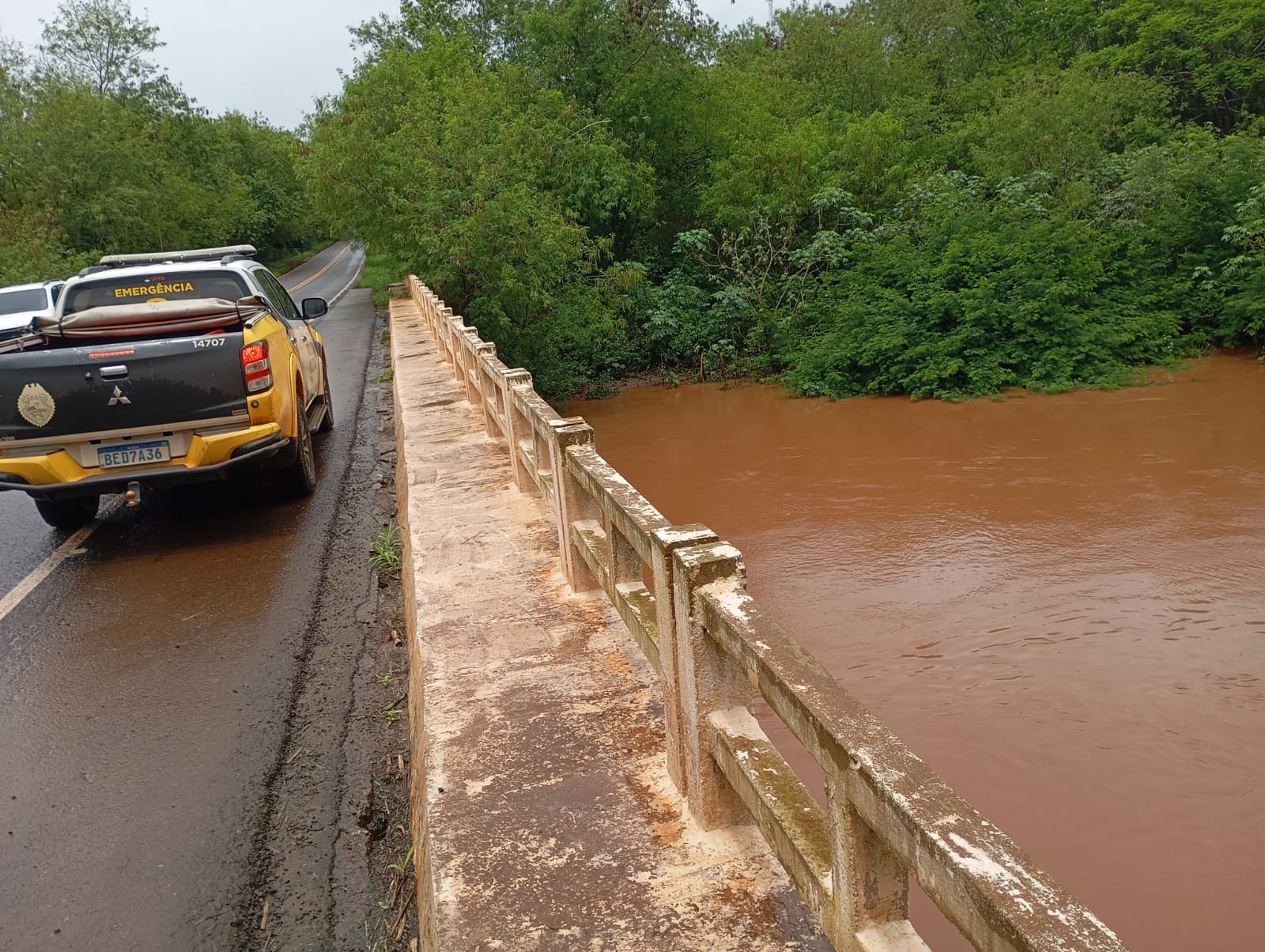 Chuvas elevam nível dos rios Piquiri e Goioerê e colocam rodovias em alerta no Paraná