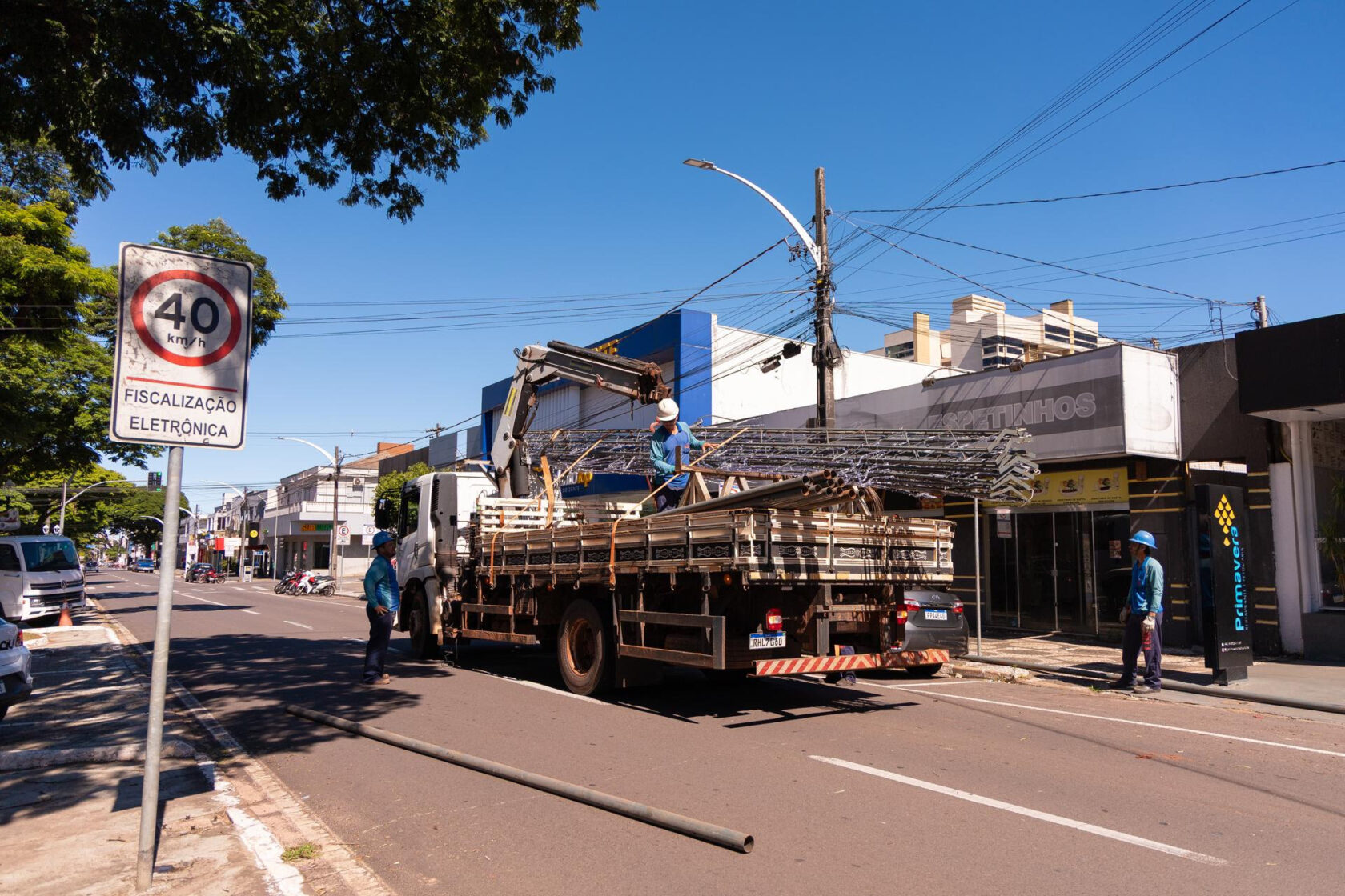 Portais de Luz começam a ser instalados na avenida Paraná, em Umuarama