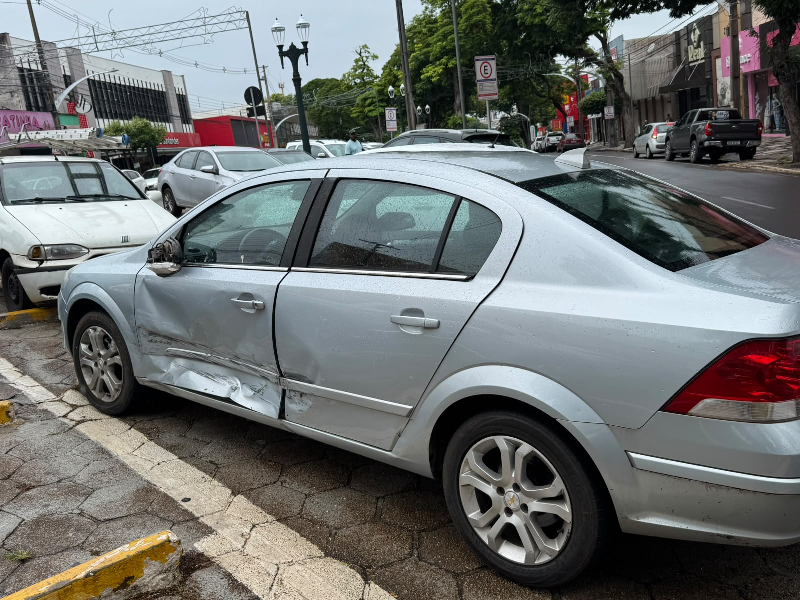 Jornal Ilustrado - Idosa bate a cabeça no para-brisa em colisão no centro de Umuarama