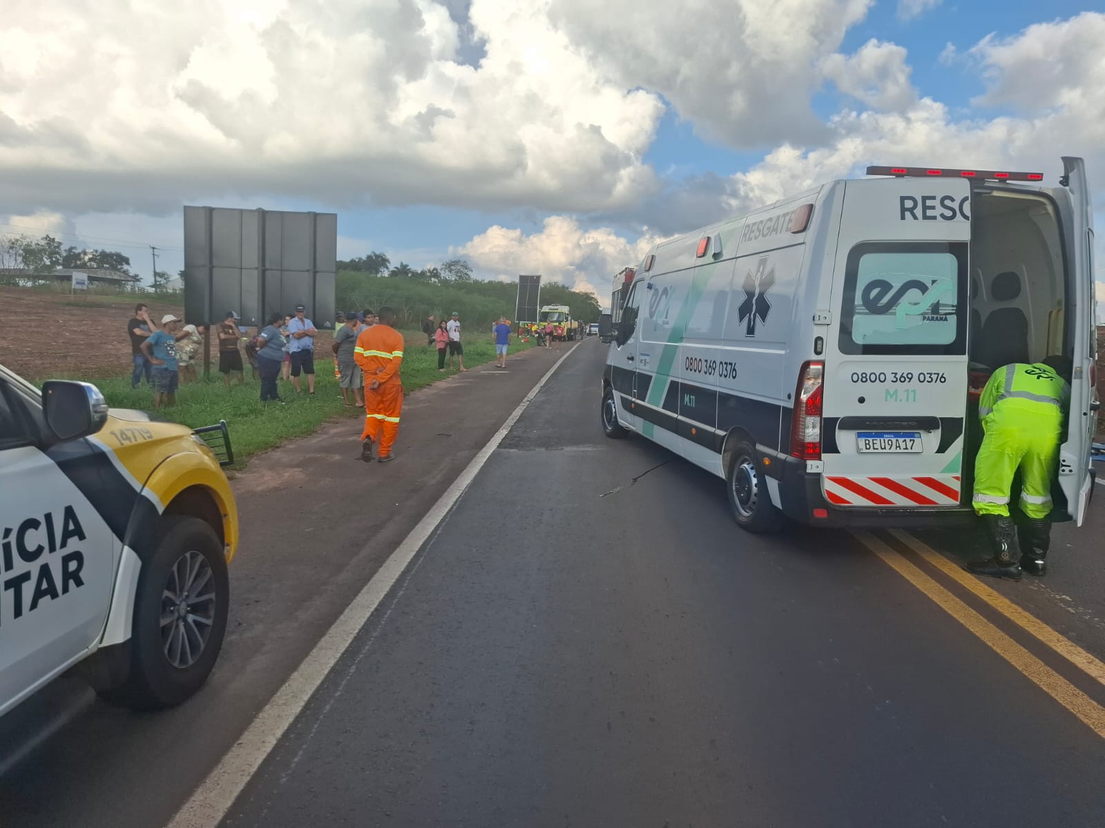 Duas pessoas ficam feridas após carro atingir caminhões na PR-323, em Tapejara