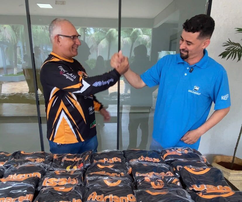 Associação de motoboys promove evento de integração e distribui camisetas para entregadores em Umuarama