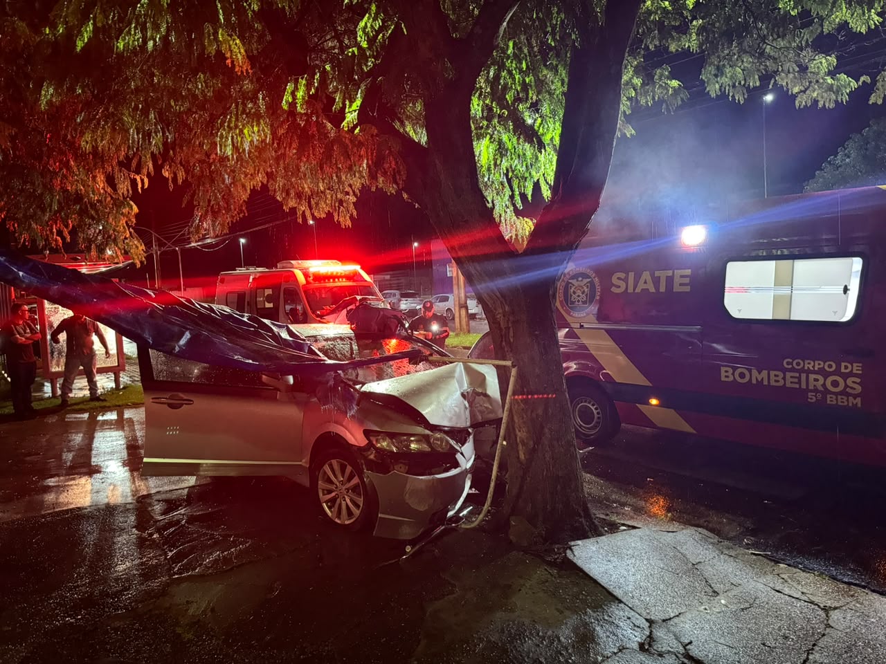 Jornal Ilustrado - Jovem fica ferido após carro bater contra árvore em Umuarama