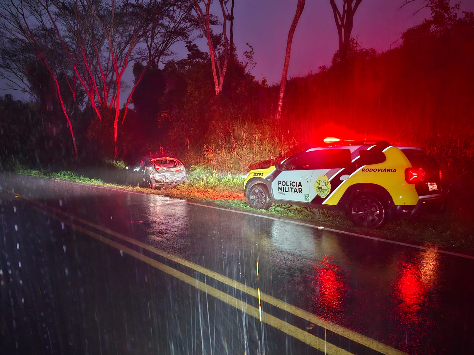 Motorista fica ferido após carro atingir barranco na PR-680, em Douradina