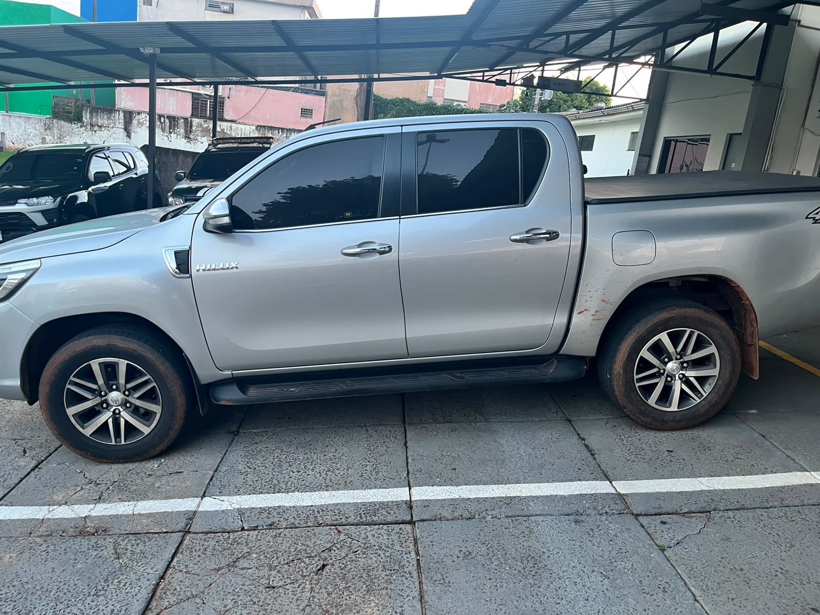 Polícia Civil recupera Hilux furtada e prende dois homens em Umuarama