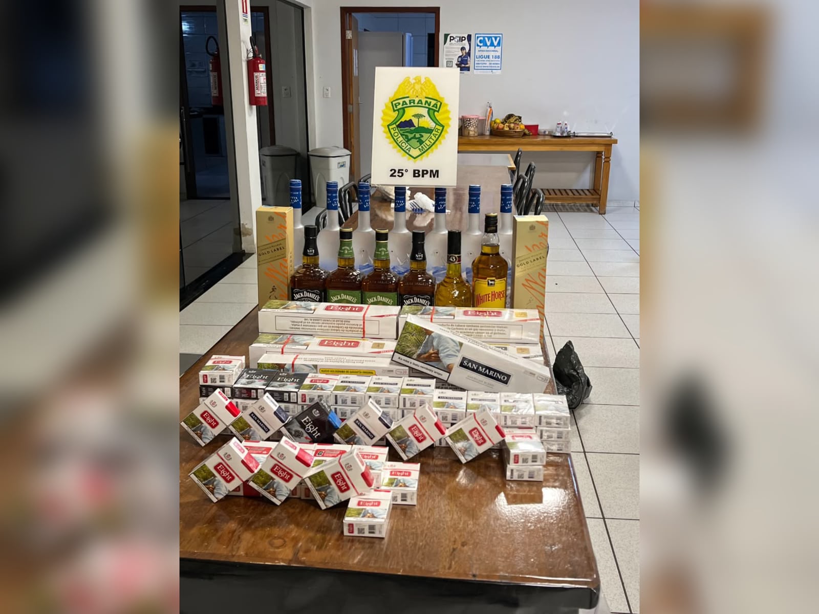 Operação apreende 198 maços de cigarros  e 15 garrafas de bebidas em Umuarama