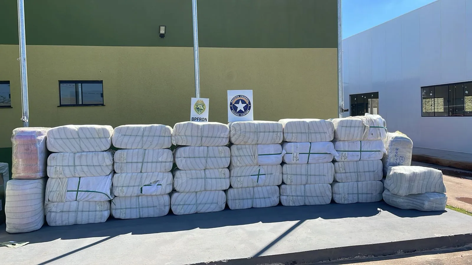 Jornal Ilustrado - Carga avaliada em quase R$ 600 mil é apreendida na PR-323, em Perobal